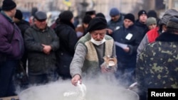 Мужчина готовит еду для протестующих на Майдане Незалежности. Киев, 5 декабря 2013 года.