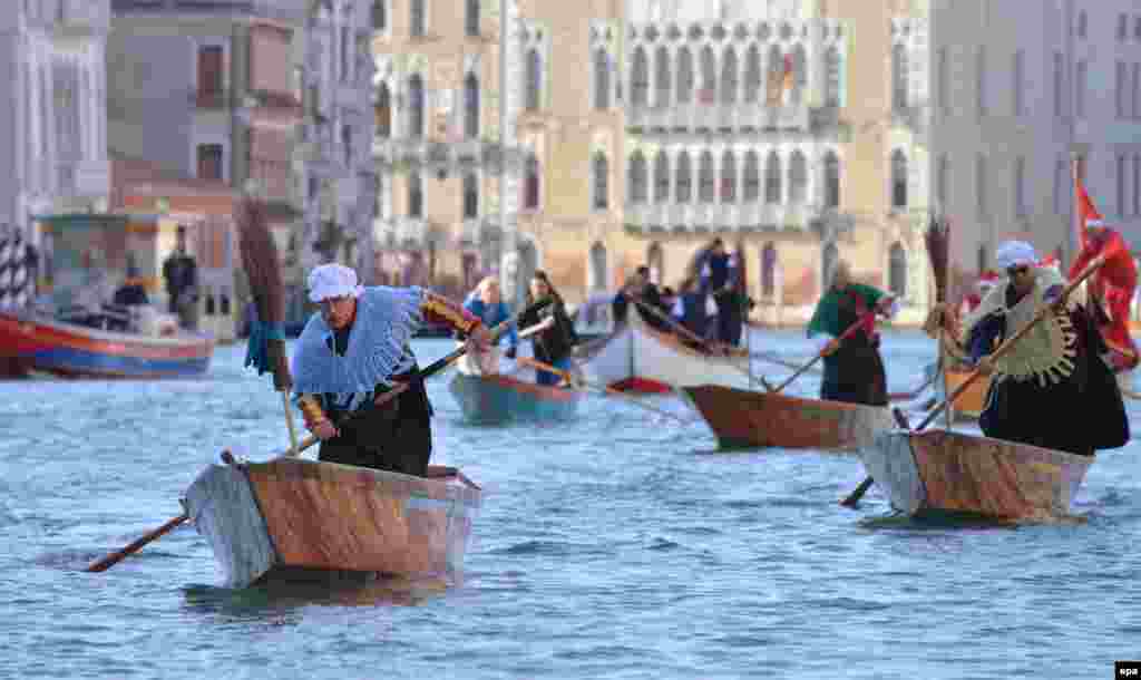 Gondolieri la Veneția în timpul regatei tradiționale de Bobotează, la 6 ianuarie, pe Canal Grande. (epa/Andrea Merola)