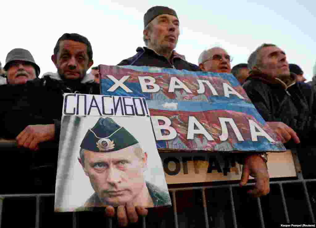 Neki od okupljenih građana na ulicama Beograda, sa transparentima... &nbsp;