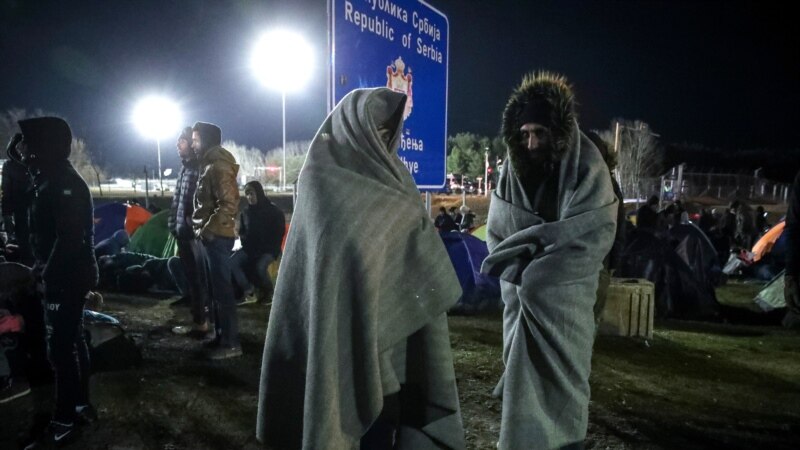 Migrantët vendosin tenda në Serbi, në pritje për të hyrë në shtetet e BE-së