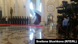 Журналисты ожидают встречу между президентом Казахстана Нурсултаном Назарбаевым и президентом Украины Петром Порошенко. Астана, 9 октября 2015 года.