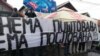 Srpski nacionalisti protestuju protiv albanskog vlasnika pekare u Borči.