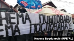 Srpski nacionalisti protestuju protiv albanskog vlasnika pekare u Borči.