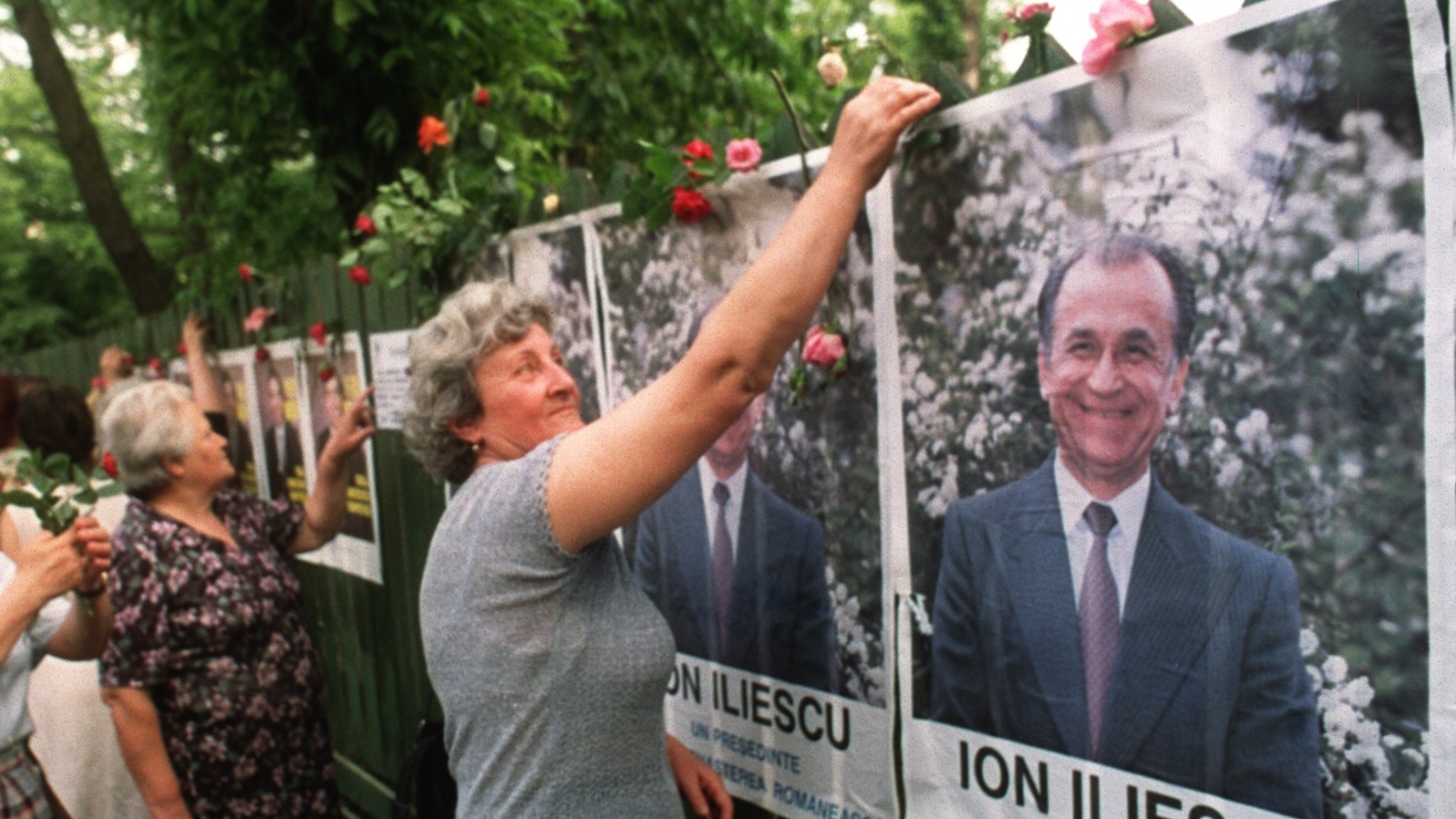 La două luni după ce a câștigat alegerile și o lună după ce a reprimat protestele din Piața Universității în violență cu ajutorul minerilor, Ion Iliescu spune că „lumea exterioară ne înțelege cu slăbiciunile și rănile noastre moștenite de la dictatori”- 20 iulie 1990, București