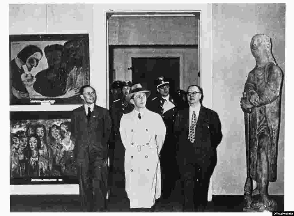 La expoziția &bdquo;Entartete Kunst&rdquo; (&bdquo;Arta degenerată&rdquo;) la Berlin în 1938.