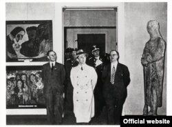 La Expoziția „Entartete Kunst” (Arta degenerată), Goebels vizitînd expoziția la Berlin, în 1938 (În stînga sus tabloul lui Nolde, „Cel căzut în păcat”)