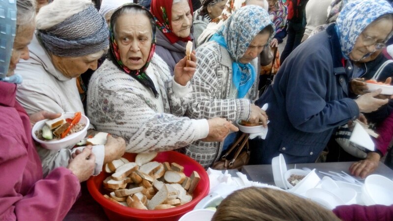 Праздник Покрова в Севастополе: прихожанам раздавали хлеб и кашу с сосиской (+фото)