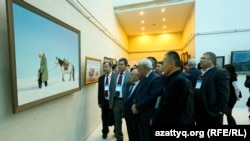 Посетители выставки рассматривают картины Болата Мекебаева. Астана, 9 октября 2014 года.