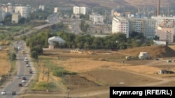 Остатки раскопанного кургана «Госпитальный» в Керчи на месте строительства дороги
