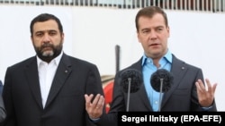 Russian President Dmitry Medvedev (right) speaks as Ruben Vardanyan looks on during a visit to the Skolkovo business school in Moscow in 2009.