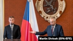Президент Чешской Республики Милош Земан (справа) и премьер-министр Андрей Бабиш. 