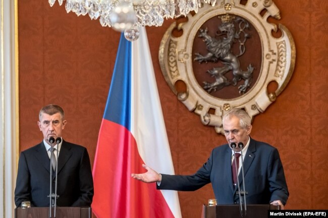 Президент Чехии Милош Земан (справа) и премьер-министр Андрей Бабиш. Оба политика вызывают неприязнь демонстрантов, но многие избиратели голосуют за них