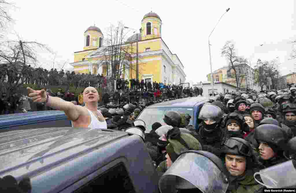 Когда микроавтобус с Саакашвили приблизился к Майдану Незалежности (месту, где в 2014 году развернулись протесты в поддержку евроинтеграции Украины), протестующие заблокировали дорогу, не дав машине проехать.