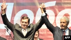 Udhëheqësi i serbëve të Bosnjës, Millorad Dodik, dhe presidenti i Serbisë, Boris Tadiq, gjatë një tubimi parazgjedhor në qytetin Doboj. 