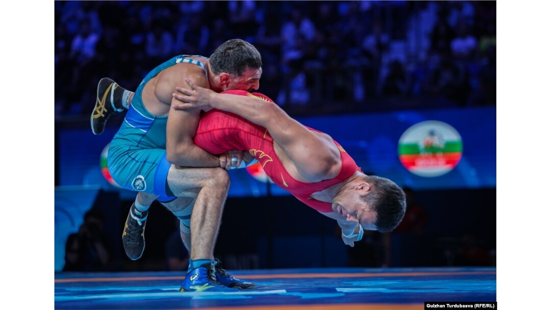 Атабек Азисбеков (кызыл кийимчен) менен өзбек балбаны Рустам Ассакалов.