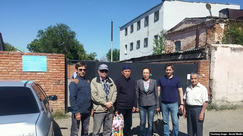  Активист из города Семея Кенжебек Султанбеков (третий слева). 2016 год 