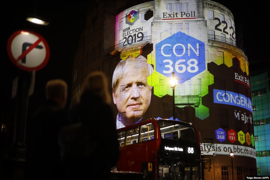 Sondazhet në ndërtesën e BBC-së në Londër tregojnë se kryeministri britanik, Boris Johnson nga Partia Konservatore mund të ketë fituar 368 ulëse në parlament, pas mbajtjes së zgjedhjeve të përgjithshme më 12 dhjetor.