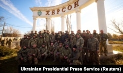 Президент Владимир Зеленский и украинские военные в освобожденном от российских войск Херсоне