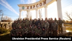 Украинские военные с президентом Зеленским в Херсоне
