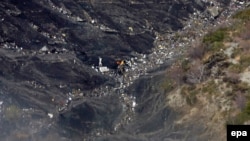 Францыя – Абломкі і сьмецьце ляжаць на схілах гор пасьля крушэньня A320 Germanwings Airbus 24 Сакавіка 2015 г.