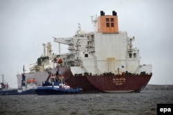 Танкер из Катара с сжиженным природным газом в польском порту Свиноуйстье