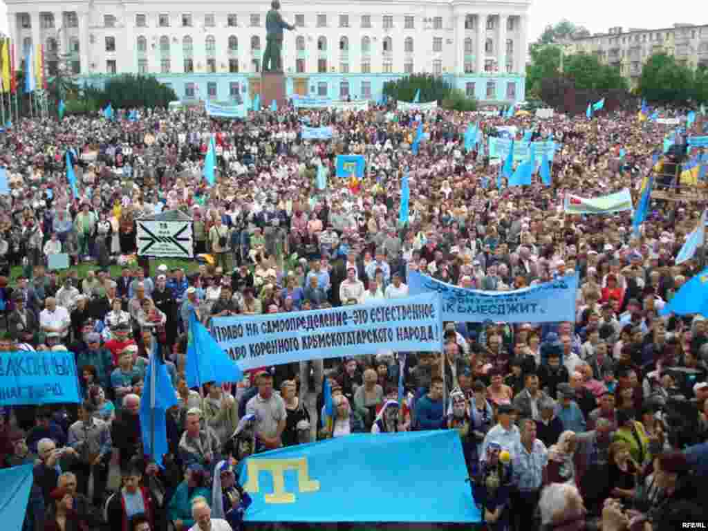 Митинг в День памяти жертв депортации крымскотатарского народа из Крыма на центральной площади Симферополя, 2010 год