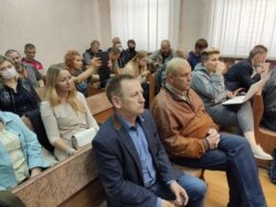 Сяргей Чаркасаў (на першым пляне) у судзе «Беларуськалію» супраць страйкаму