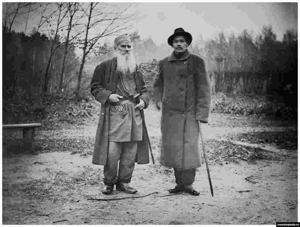 Толстой с русским писателем Максимом Горьким в Ясной Поляне в 1900 году. Горький вспоминал: «Увез оттуда огромную кучу впечатлений, в коих и по сей день разобраться не могу… Я провел там целый день с утра до вечера».