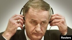 Radisllav Kërstiq gjatë një seance gjyqësore në Hagë më 2001. Ai është personi i parë që është dënuar për gjenocidin në Srebrenicë. 