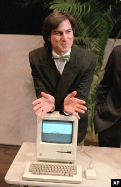 Стыў Джобс прэзэнтуе кампутар Macintosh, 1984