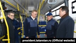 Президент Татарстана Рустам Минниханов в автобусе, без маски
