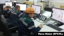 Работники доменного цеха металлургического цеха "АрселорМиттал Темиртау" за пультом управления. 30 июня 2015 года.