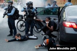 Protestatari din Minneapolis se întind la pământ, la ordinele poliției.