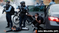Уличная сцена во время протестных акций в Миннеаполисе, 31 мая 2020 г.
