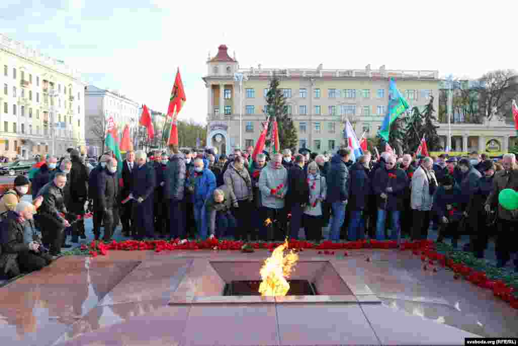 Учасники провладної ходи дійшли до площі Перемоги, поклали квіти до монумента Перемоги та повернулися до автобусів, що привезли їх на марш