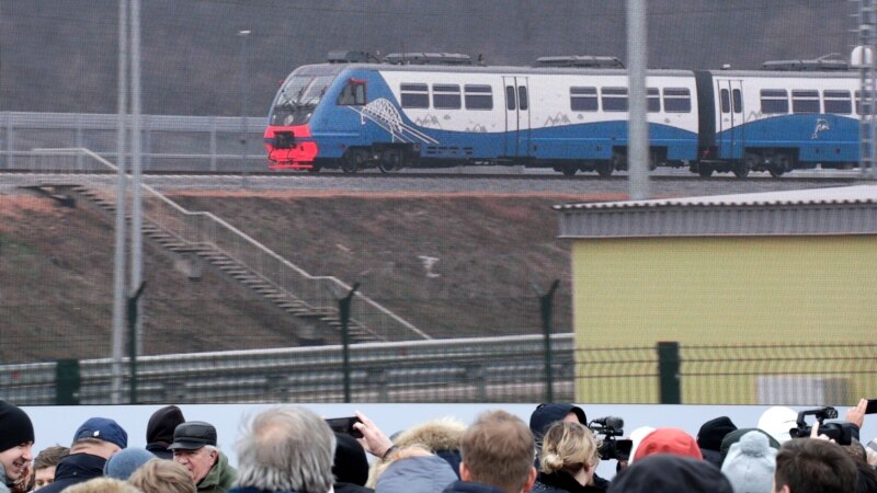 Путин присутен на пуштањето на железничкиот сообраќај на мостот до Крим