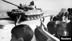 Гражданское население Афганистана прощается с уходящими советскими войсками в Шинданде. 17 октября 1986 года