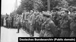 Сентябри соли 1939. Баъди ба хоки Полша ворид шудани артиши Олмон, дар шаҳри Брест сарбозони нозӣ ва Артиши Сурхи СССР дар паради ҳарбӣ иштирок мекунанд