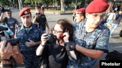 Polis Yerevanda Egoyanın həyat yoldaşı Khanjianı saxlayır