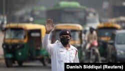 یک پلیس راهنمایی و رانندگی در دهلی، پایتخت هند، در دوران شیوع بیماری کووید ۱۹