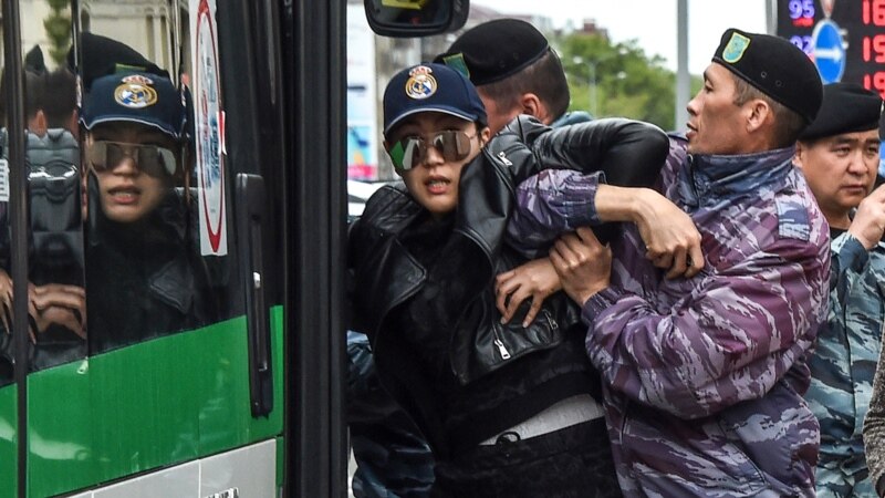 پولیس در شهر آلماتی قزاقستان ۳۰ مظاهره کننده را بازداشت کرد