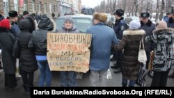 Пацієнти черкаської приватної діалізної клініки перекрили дорогу в Черкасах, 12 березня, 2013 року