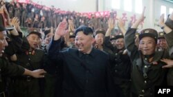 Түндүк Кореянын лидери Ким Чен Ын июль айынын башындагы дагы бир ракета сыноосун армия өкүлдөрү менен белгилеп жатат.