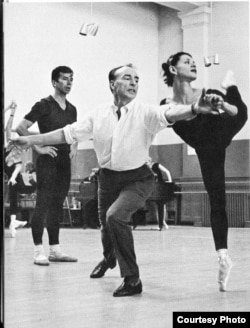 Джордж Баланчин на занятиях в балетном классе (© Martha Swope)