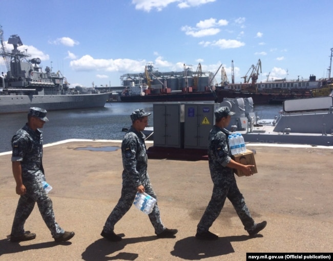 Побутові клопоти у Військовій (Практичній) гавані Одеського порту, 30 червня 2019 року. Фото прес-служби ВМС України