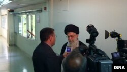علی خامنه‌ای، رهبر جمهوری اسلامی، حین مرخصی از بیمارستان. ۲۴ شهریور ۱۳۹۳ 