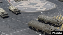 "İskander" raketləri Yerevandakı hərbi paradda (2016)