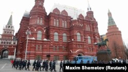 Мәскеу орталығына жиналып жатқан полиция қызметкерлері. 2 сәуір 2017 жыл.