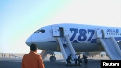 Экстренная эвакуация пассажиров самолета Boeing 787 Dreamliner после аварийной посадки судна в аэропорту Такамацу. 16 января 2013 года.