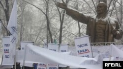 Памятник Ленину в сквере кинотеатра "Сарыарка" в Алматы. Иллюстративное фото. 